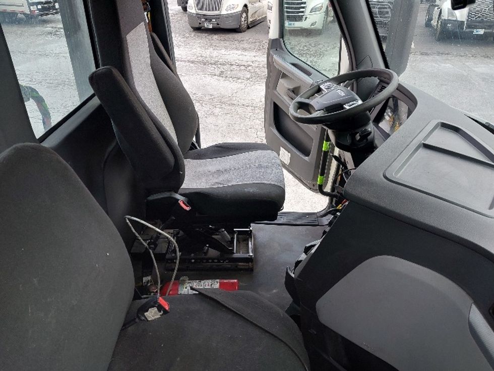 Day Cab Tractor-Heavy Duty Tractors-Freightliner-2022-T12664ST-Harrisburg-PA-700,639\n\t\tmiles-$ 30,000 - Image 14