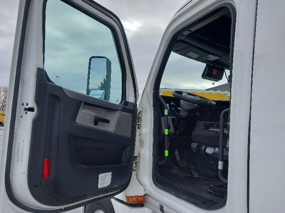 Day Cab Tractor-Heavy Duty Tractors-Freightliner-2022-T12664ST-Harrisburg-PA-700,639\n\t\tmiles-$ 30,000 - Image 9