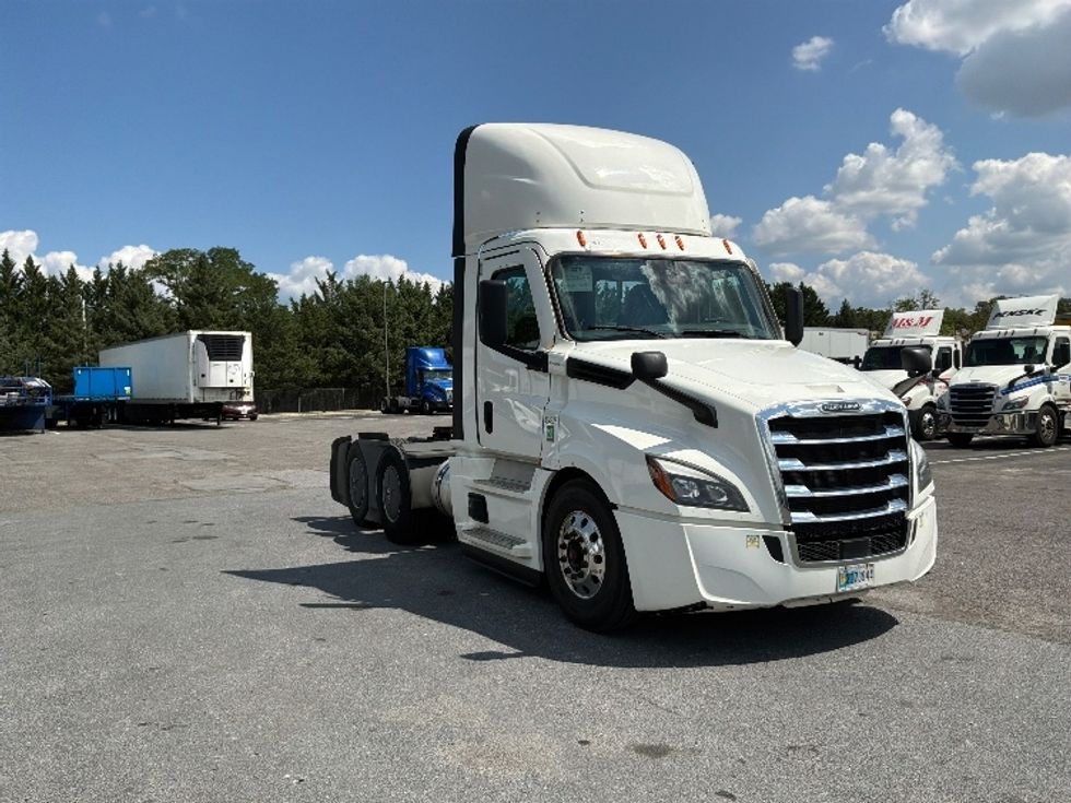 Day Cab Tractor-Heavy Duty Tractors-Freightliner-2022-T12664ST-Harrisburg-PA-718,727\n\t\tmiles-$ 29,500 - Image 1