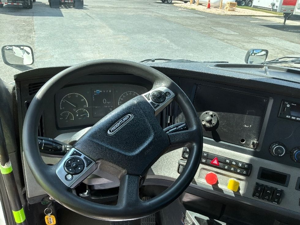 Day Cab Tractor-Heavy Duty Tractors-Freightliner-2022-T12664ST-Harrisburg-PA-718,727\n\t\tmiles-$ 29,500 - Image 11
