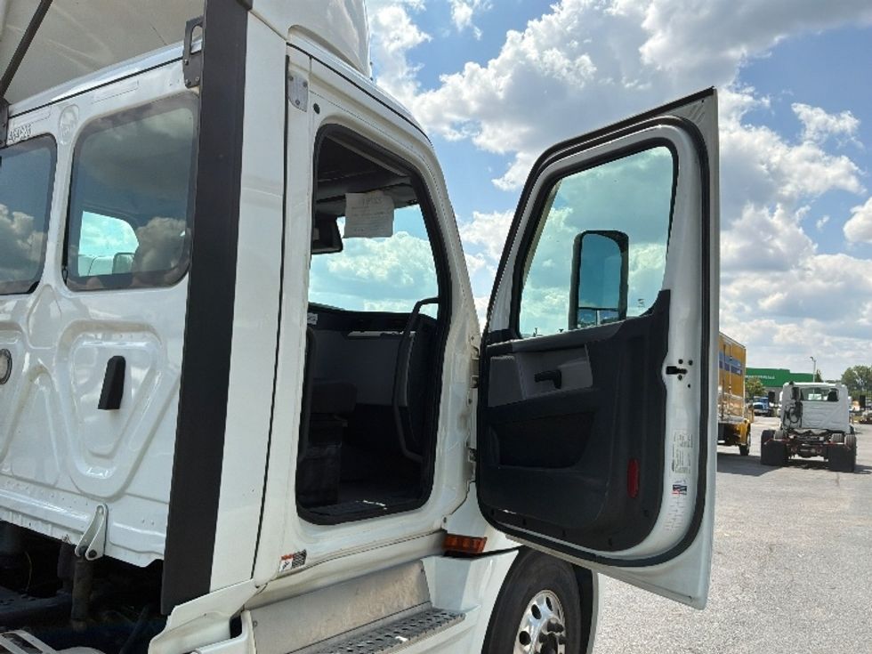 Day Cab Tractor-Heavy Duty Tractors-Freightliner-2022-T12664ST-Harrisburg-PA-718,727\n\t\tmiles-$ 29,500 - Image 12