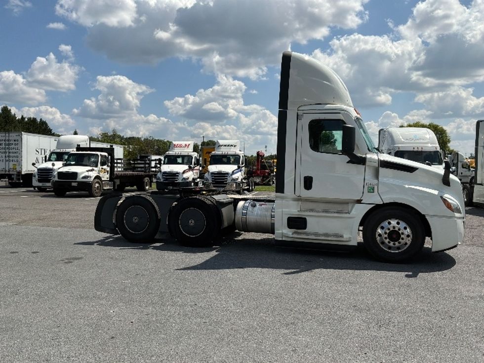 Day Cab Tractor-Heavy Duty Tractors-Freightliner-2022-T12664ST-Harrisburg-PA-718,727\n\t\tmiles-$ 29,500 - Image 8