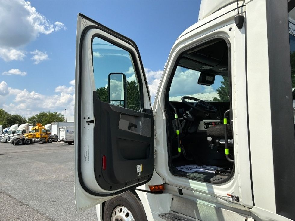 Day Cab Tractor-Heavy Duty Tractors-Freightliner-2022-T12664ST-Harrisburg-PA-718,727\n\t\tmiles-$ 29,500 - Image 9