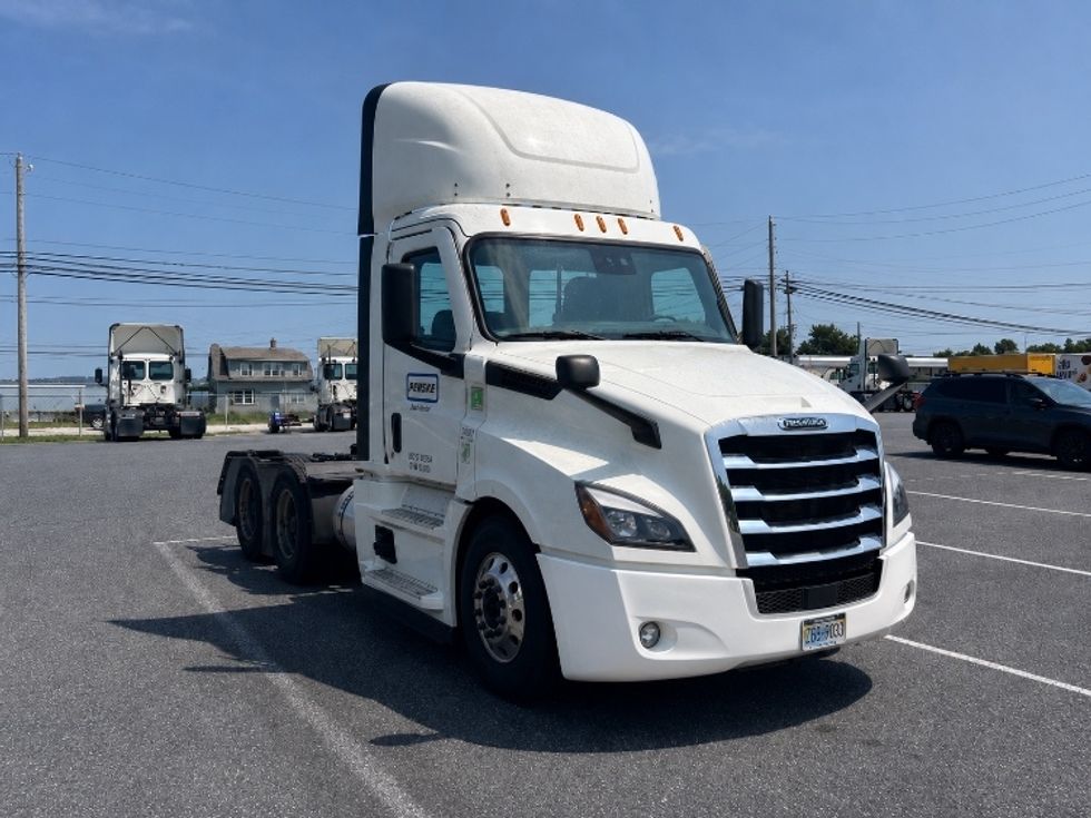 Day Cab Tractor-Heavy Duty Tractors-Freightliner-2022-T12664ST-Harrisburg-PA-731,760\n\t\tmiles-$ 29,500 - Image 1