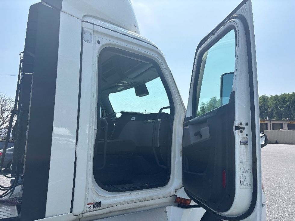 Day Cab Tractor-Heavy Duty Tractors-Freightliner-2022-T12664ST-Harrisburg-PA-731,760\n\t\tmiles-$ 29,500 - Image 12