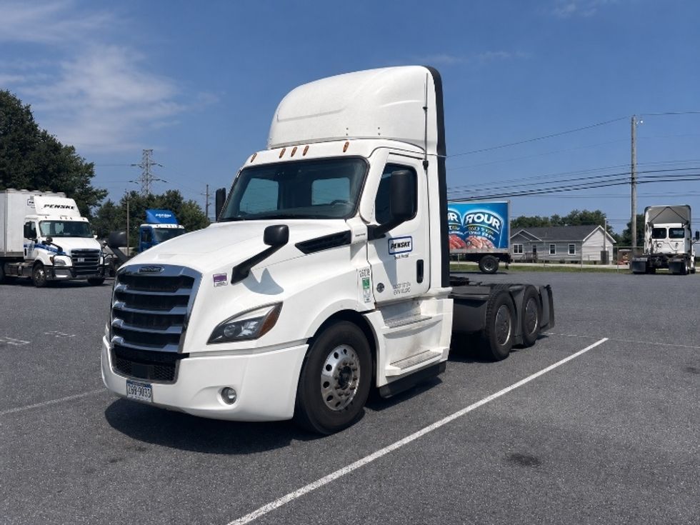 Day Cab Tractor-Heavy Duty Tractors-Freightliner-2022-T12664ST-Harrisburg-PA-731,760\n\t\tmiles-$ 29,500 - Image 3