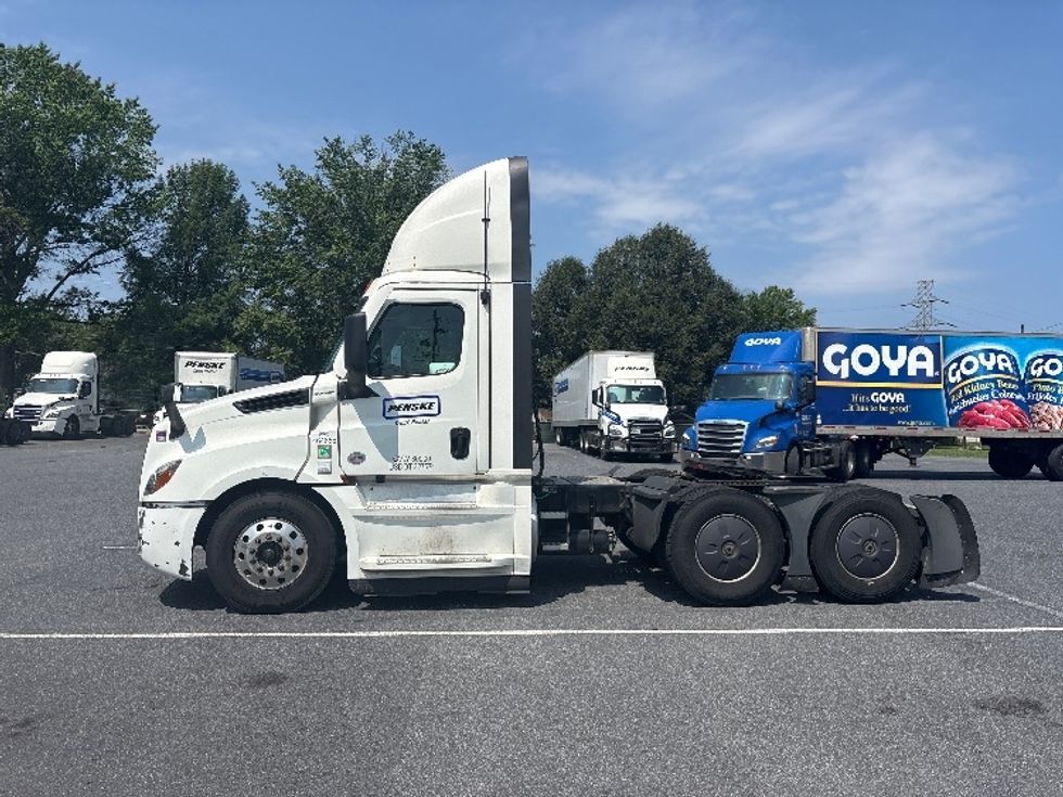 Day Cab Tractor-Heavy Duty Tractors-Freightliner-2022-T12664ST-Harrisburg-PA-731,760\n\t\tmiles-$ 29,500 - Image 4