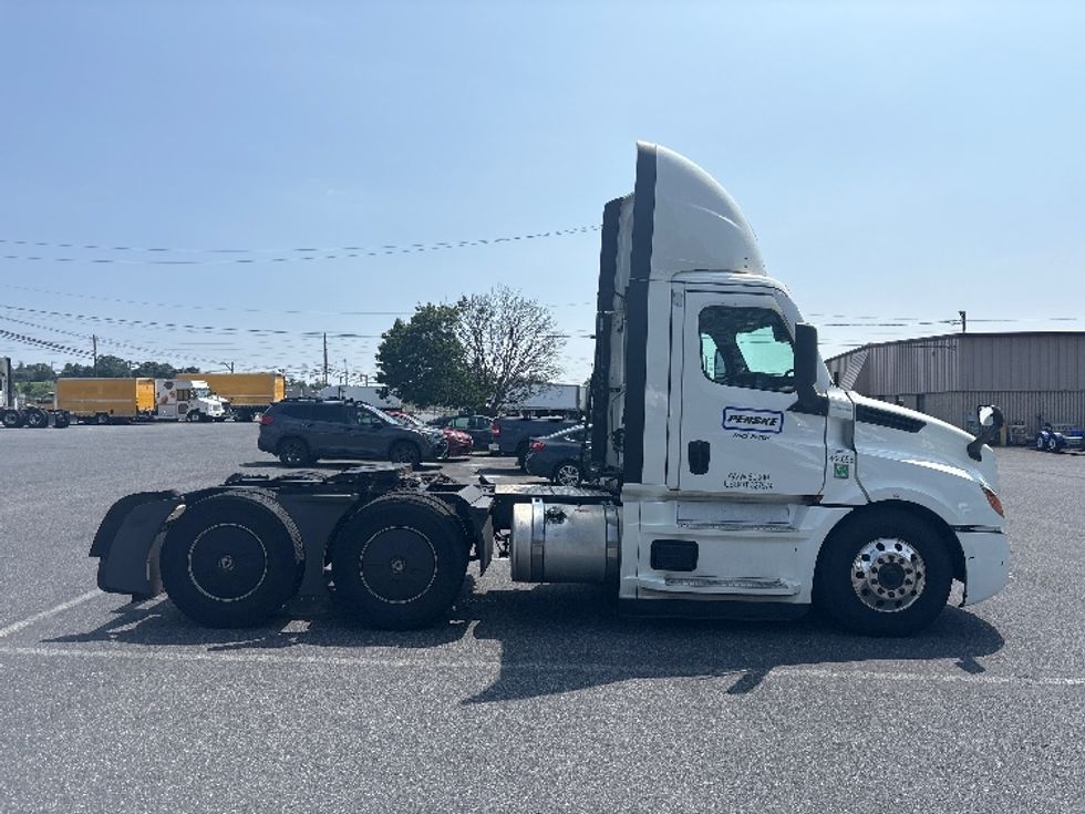 Day Cab Tractor-Heavy Duty Tractors-Freightliner-2022-T12664ST-Harrisburg-PA-731,760\n\t\tmiles-$ 29,500 - Image 8