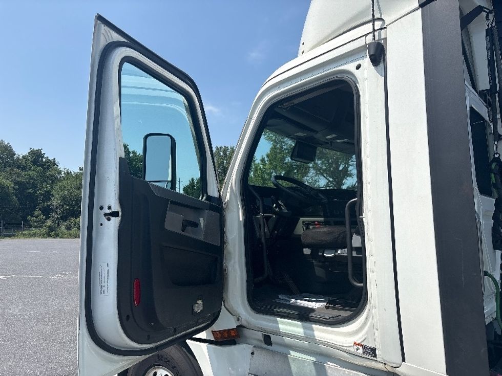 Day Cab Tractor-Heavy Duty Tractors-Freightliner-2022-T12664ST-Harrisburg-PA-731,760\n\t\tmiles-$ 29,500 - Image 9