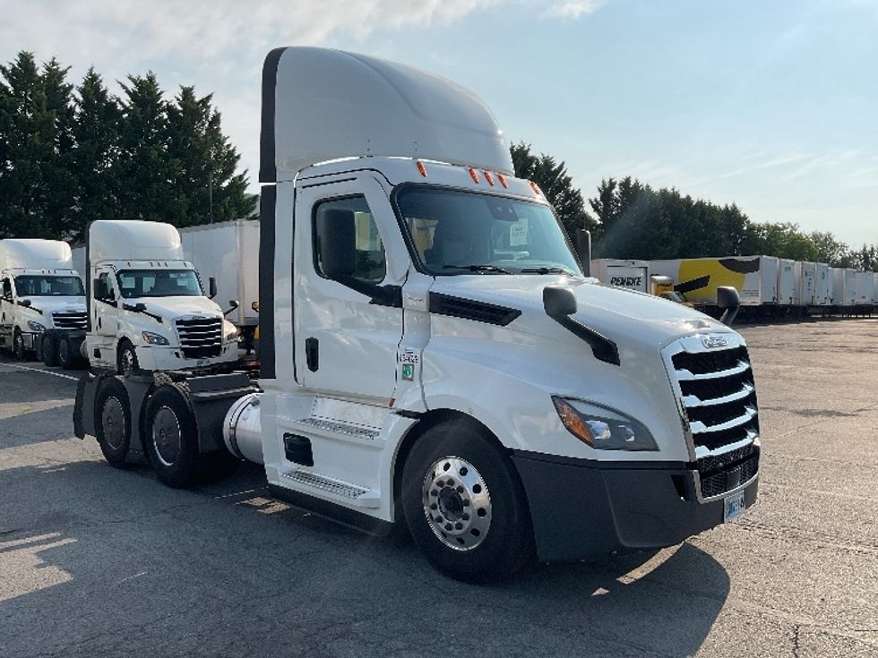 Day Cab Tractor-Heavy Duty Tractors-Freightliner-2022-T12664ST-Harrisburg-PA-734,476\n\t\tmiles-$ 29,500 - Image 1