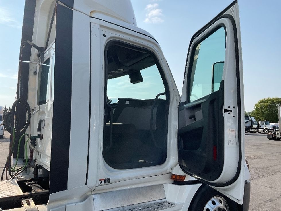 Day Cab Tractor-Heavy Duty Tractors-Freightliner-2022-T12664ST-Harrisburg-PA-734,476\n\t\tmiles-$ 29,500 - Image 12