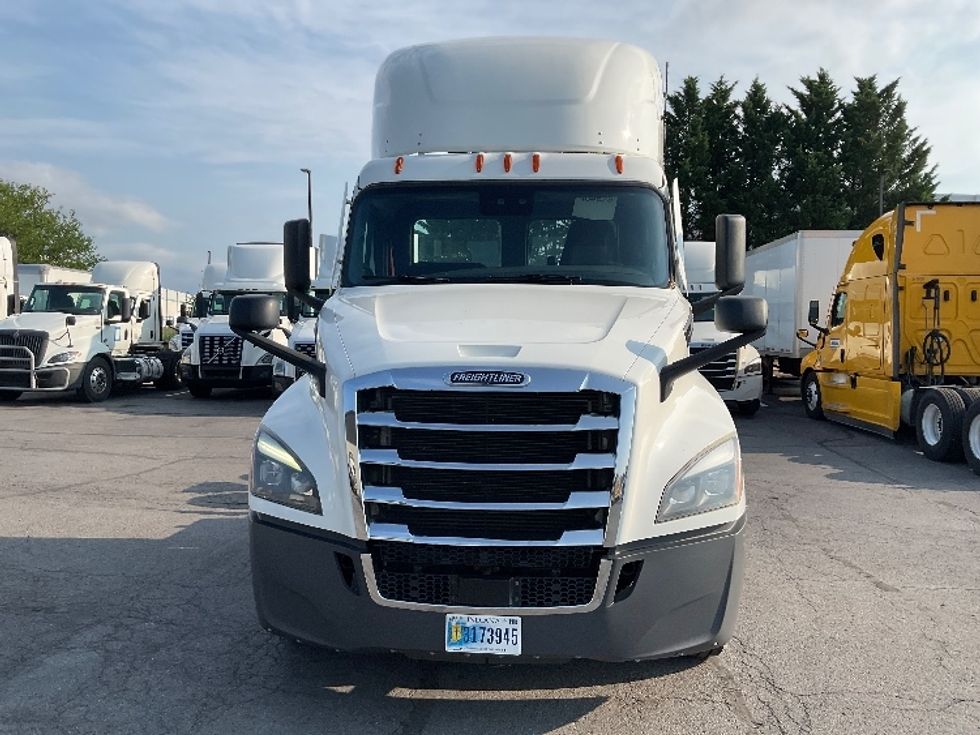 Day Cab Tractor-Heavy Duty Tractors-Freightliner-2022-T12664ST-Harrisburg-PA-734,476\n\t\tmiles-$ 29,500 - Image 2