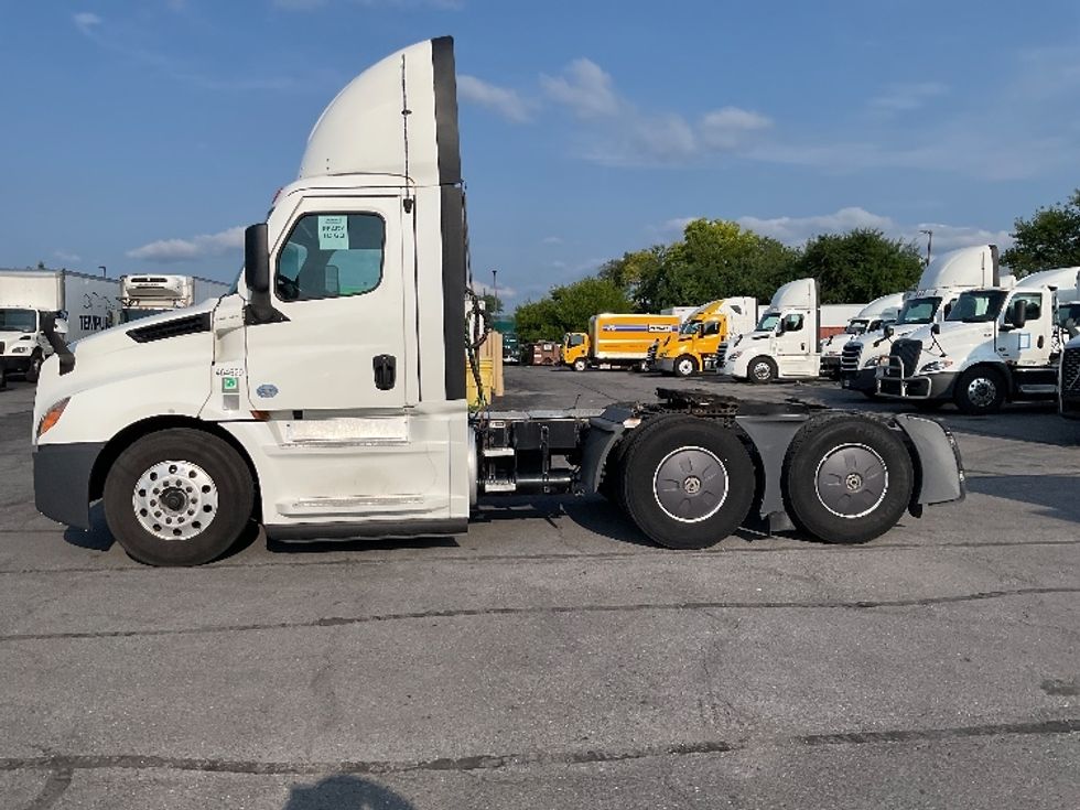 Day Cab Tractor-Heavy Duty Tractors-Freightliner-2022-T12664ST-Harrisburg-PA-734,476\n\t\tmiles-$ 29,500 - Image 4
