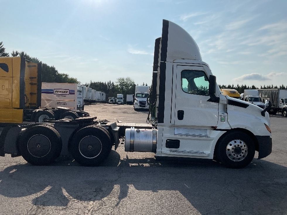Day Cab Tractor-Heavy Duty Tractors-Freightliner-2022-T12664ST-Harrisburg-PA-734,476\n\t\tmiles-$ 29,500 - Image 8