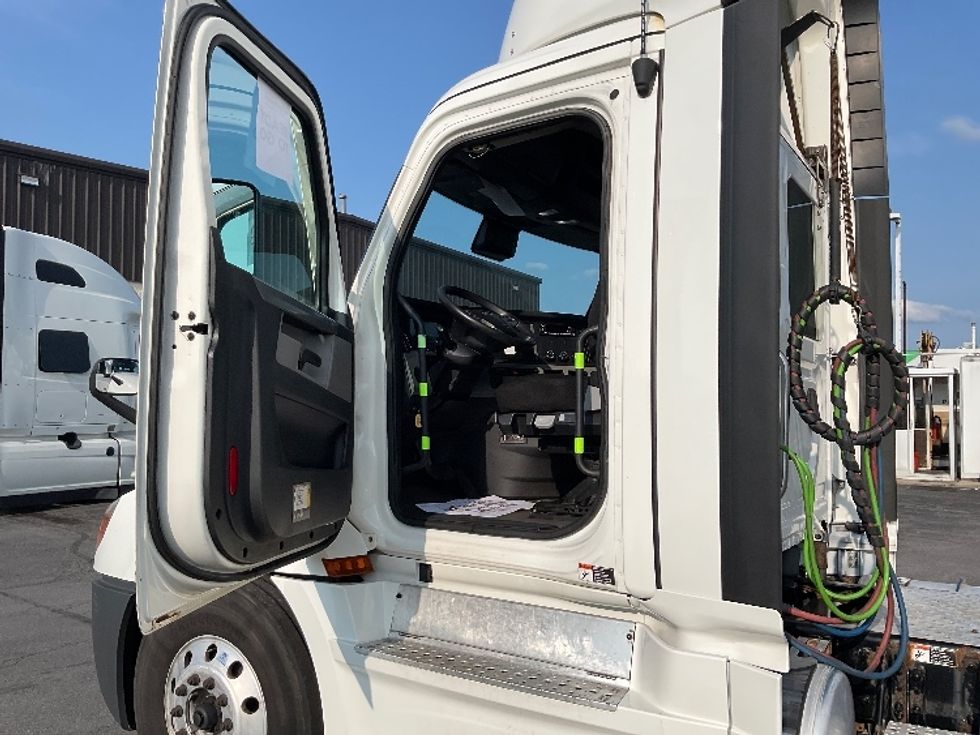 Day Cab Tractor-Heavy Duty Tractors-Freightliner-2022-T12664ST-Harrisburg-PA-734,476\n\t\tmiles-$ 29,500 - Image 9