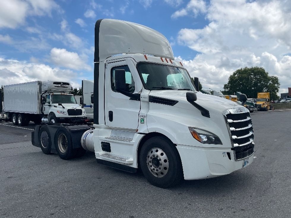 Day Cab Tractor-Heavy Duty Tractors-Freightliner-2022-T12664ST-Harrisburg-PA-746,026\n\t\tmiles-$ 29,500 - Image 1