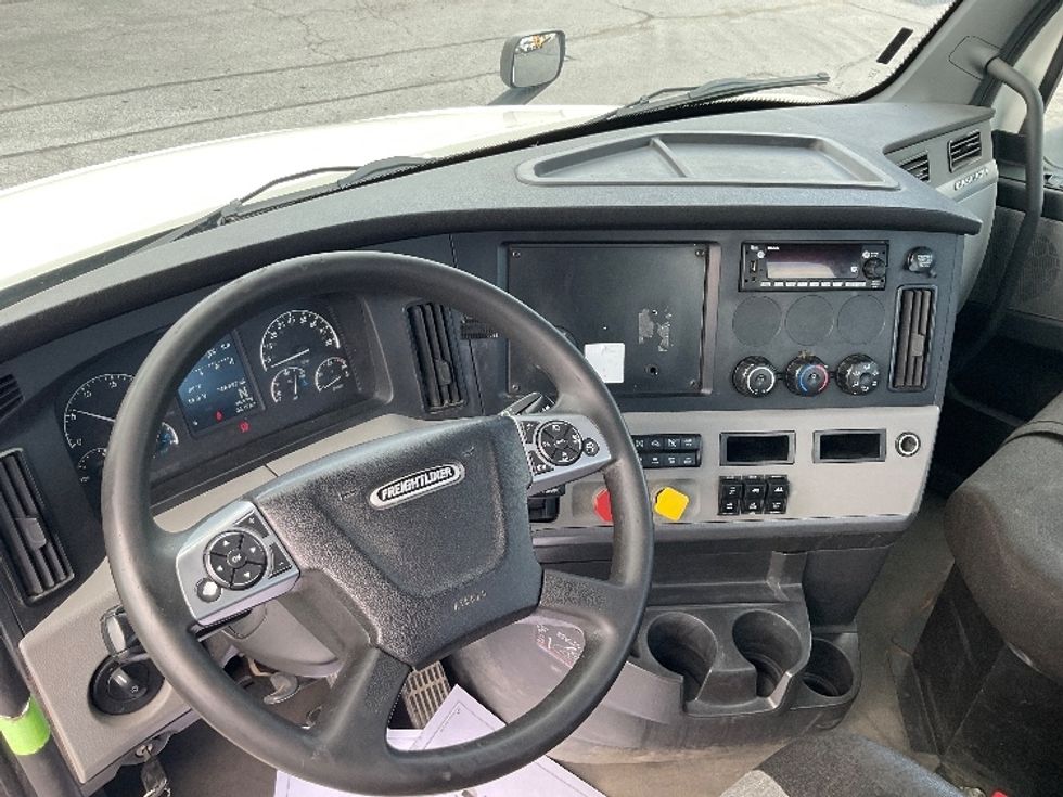 Day Cab Tractor-Heavy Duty Tractors-Freightliner-2022-T12664ST-Harrisburg-PA-746,026\n\t\tmiles-$ 29,500 - Image 11