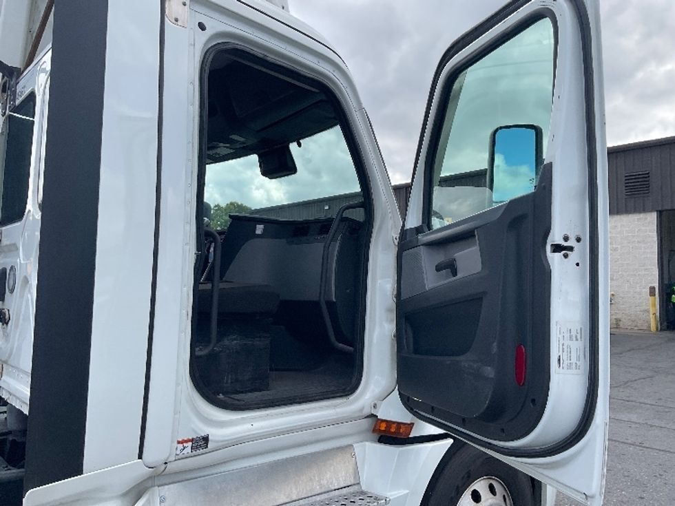 Day Cab Tractor-Heavy Duty Tractors-Freightliner-2022-T12664ST-Harrisburg-PA-746,026\n\t\tmiles-$ 29,500 - Image 12