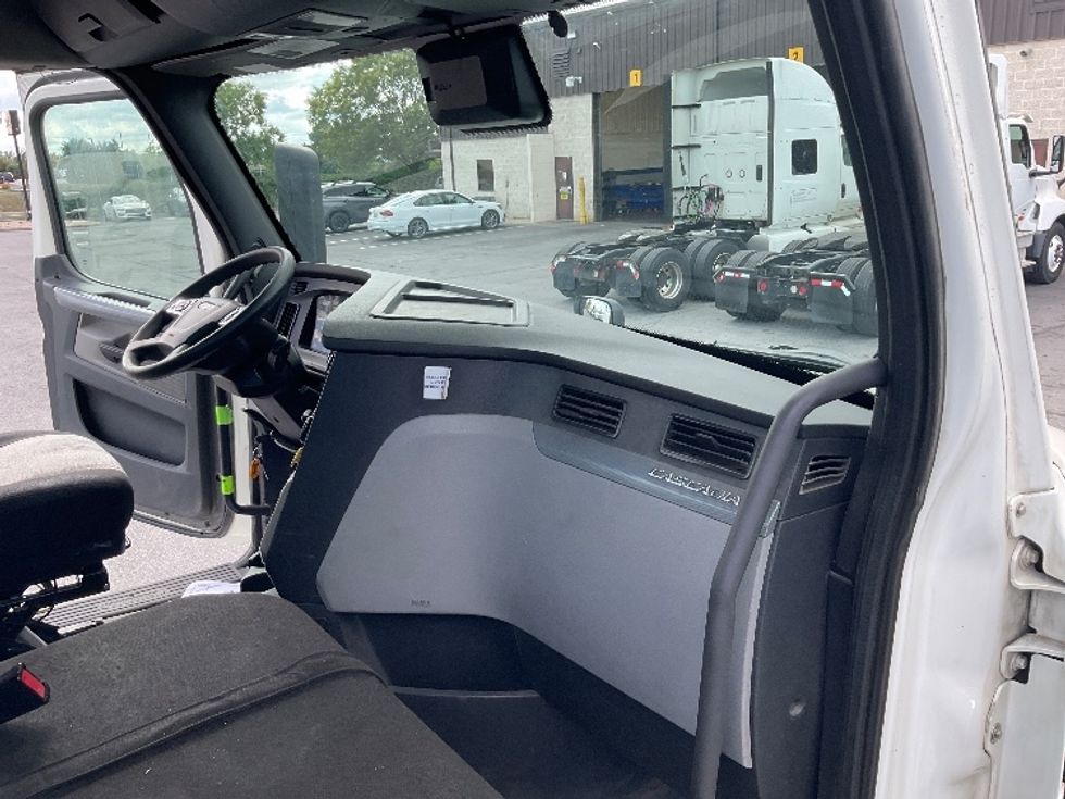 Day Cab Tractor-Heavy Duty Tractors-Freightliner-2022-T12664ST-Harrisburg-PA-746,026\n\t\tmiles-$ 29,500 - Image 13