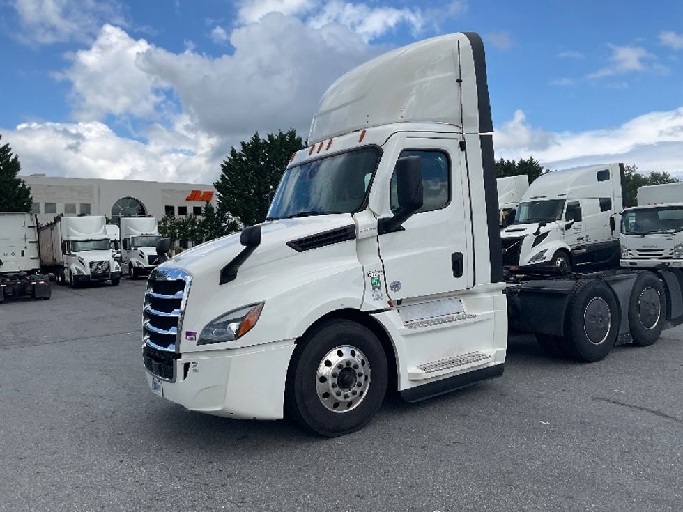 Day Cab Tractor-Heavy Duty Tractors-Freightliner-2022-T12664ST-Harrisburg-PA-746,026\n\t\tmiles-$ 29,500 - Image 3