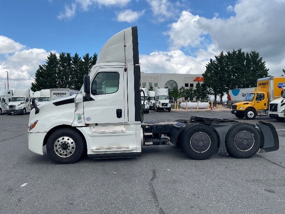 Day Cab Tractor-Heavy Duty Tractors-Freightliner-2022-T12664ST-Harrisburg-PA-746,026\n\t\tmiles-$ 29,500 - Image 4
