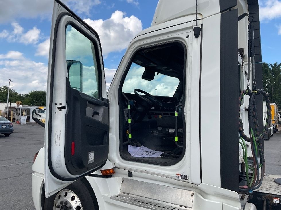 Day Cab Tractor-Heavy Duty Tractors-Freightliner-2022-T12664ST-Harrisburg-PA-746,026\n\t\tmiles-$ 29,500 - Image 9