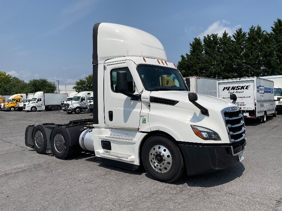 Day Cab Tractor-Heavy Duty Tractors-Freightliner-2022-T12664ST-Harrisburg-PA-756,655\n\t\tmiles-$ 29,500 - Image 1