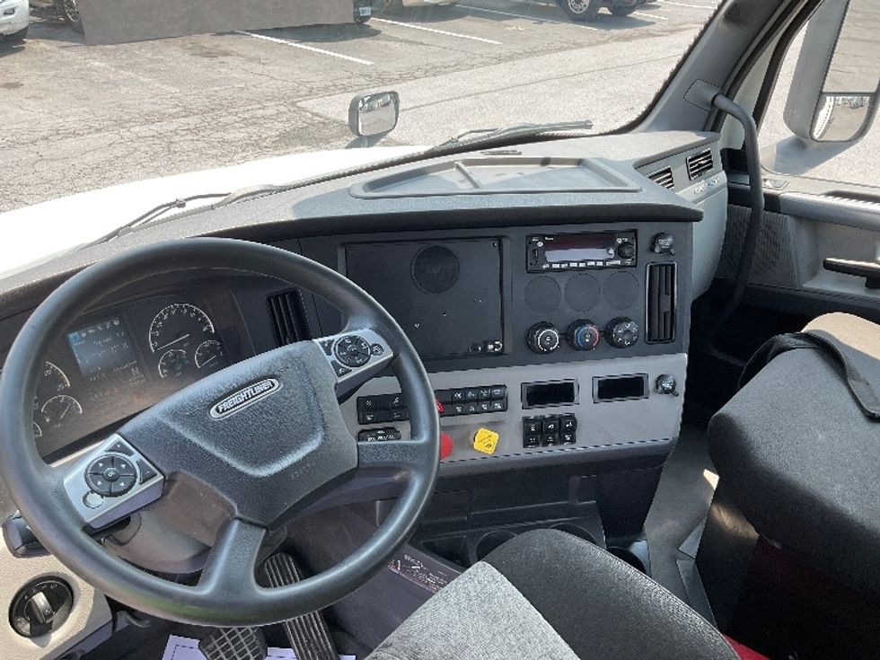 Day Cab Tractor-Heavy Duty Tractors-Freightliner-2022-T12664ST-Harrisburg-PA-756,655\n\t\tmiles-$ 29,500 - Image 11