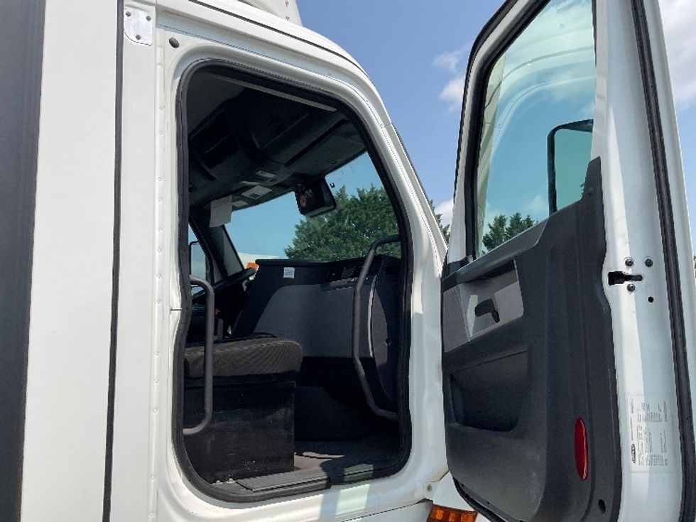 Day Cab Tractor-Heavy Duty Tractors-Freightliner-2022-T12664ST-Harrisburg-PA-756,655\n\t\tmiles-$ 29,500 - Image 12