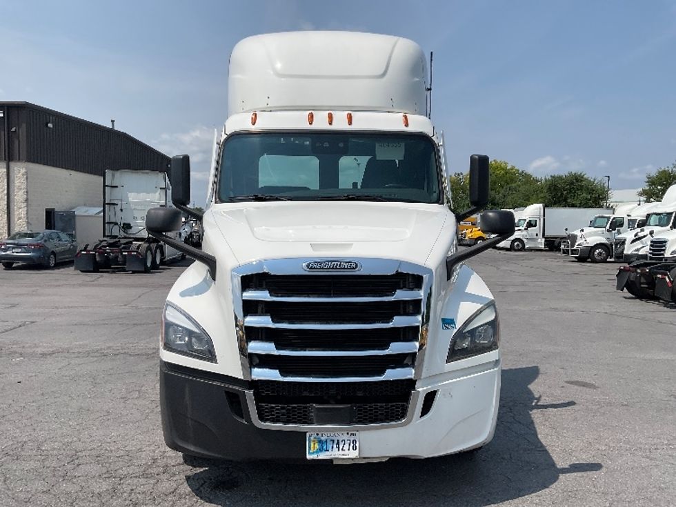 Day Cab Tractor-Heavy Duty Tractors-Freightliner-2022-T12664ST-Harrisburg-PA-756,655\n\t\tmiles-$ 29,500 - Image 2