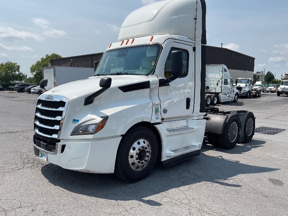 Day Cab Tractor-Heavy Duty Tractors-Freightliner-2022-T12664ST-Harrisburg-PA-756,655\n\t\tmiles-$ 29,500 - Image 3