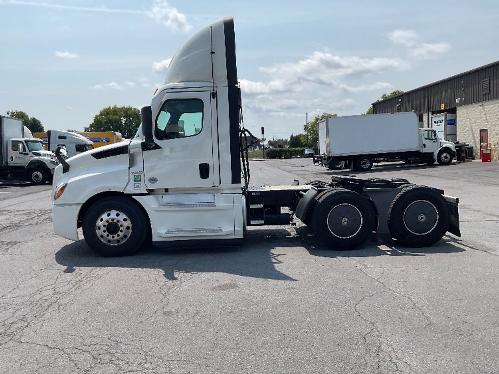 Day Cab Tractor-Heavy Duty Tractors-Freightliner-2022-T12664ST-Harrisburg-PA-756,655\n\t\tmiles-$ 29,500 - Image 4