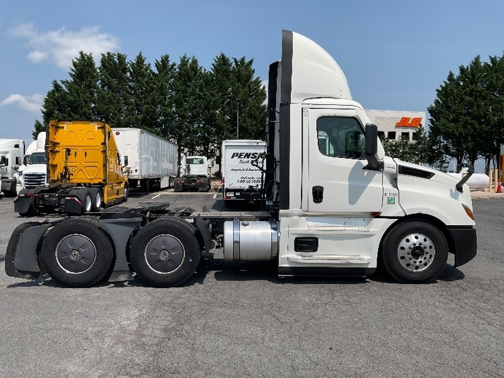 Day Cab Tractor-Heavy Duty Tractors-Freightliner-2022-T12664ST-Harrisburg-PA-756,655\n\t\tmiles-$ 29,500 - Image 8