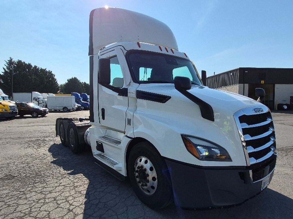 Day Cab Tractor-Heavy Duty Tractors-Freightliner-2022-T12664ST-Harrisburg-PA-796,667\n\t\tmiles-$ 29,500 - Image 1