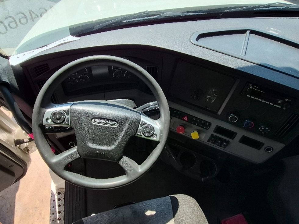 Day Cab Tractor-Heavy Duty Tractors-Freightliner-2022-T12664ST-Harrisburg-PA-796,667\n\t\tmiles-$ 29,500 - Image 11