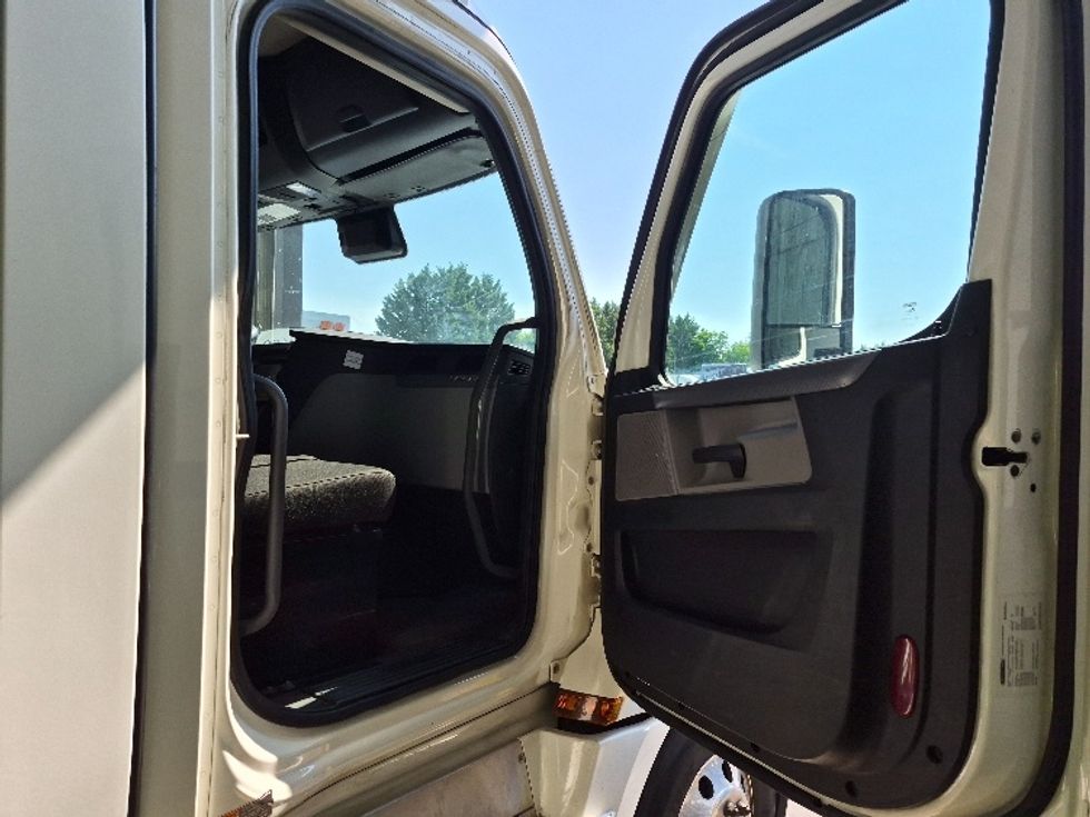 Day Cab Tractor-Heavy Duty Tractors-Freightliner-2022-T12664ST-Harrisburg-PA-796,667\n\t\tmiles-$ 29,500 - Image 12