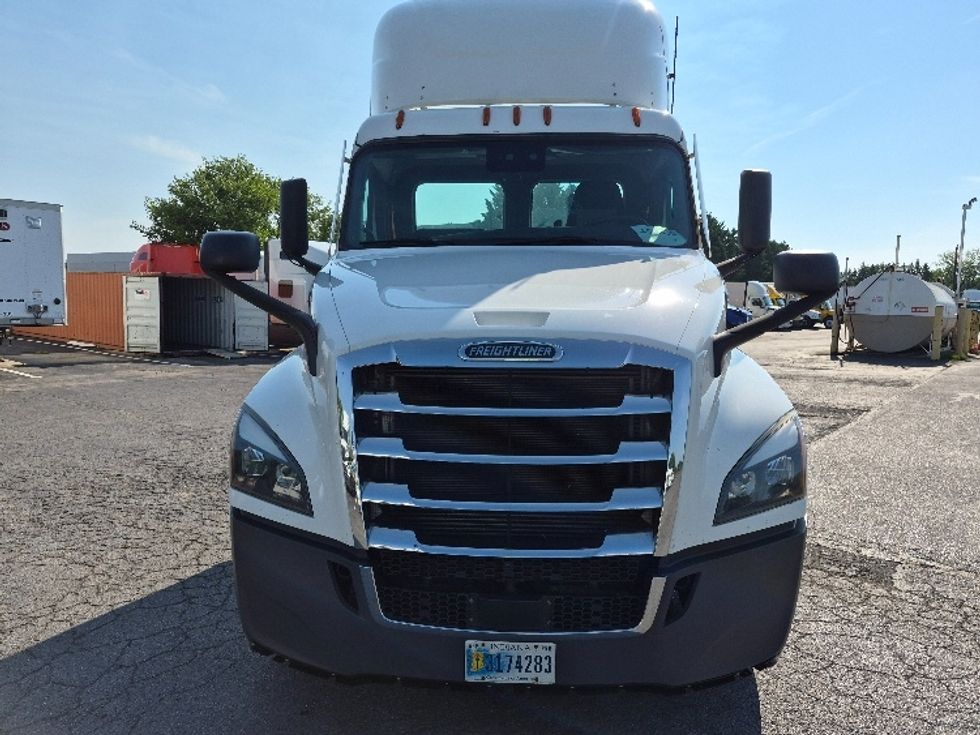 Day Cab Tractor-Heavy Duty Tractors-Freightliner-2022-T12664ST-Harrisburg-PA-796,667\n\t\tmiles-$ 29,500 - Image 2