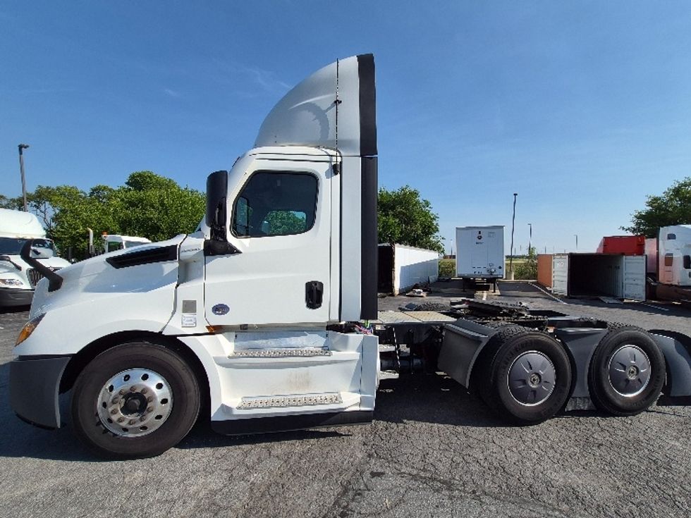Day Cab Tractor-Heavy Duty Tractors-Freightliner-2022-T12664ST-Harrisburg-PA-796,667\n\t\tmiles-$ 29,500 - Image 4