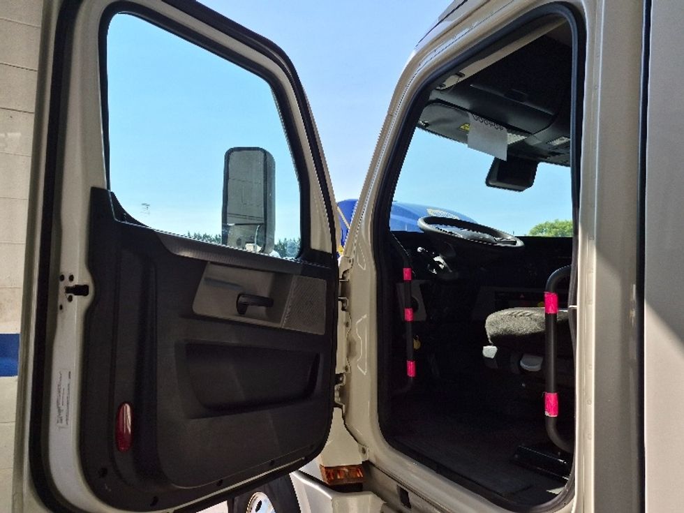 Day Cab Tractor-Heavy Duty Tractors-Freightliner-2022-T12664ST-Harrisburg-PA-796,667\n\t\tmiles-$ 29,500 - Image 9