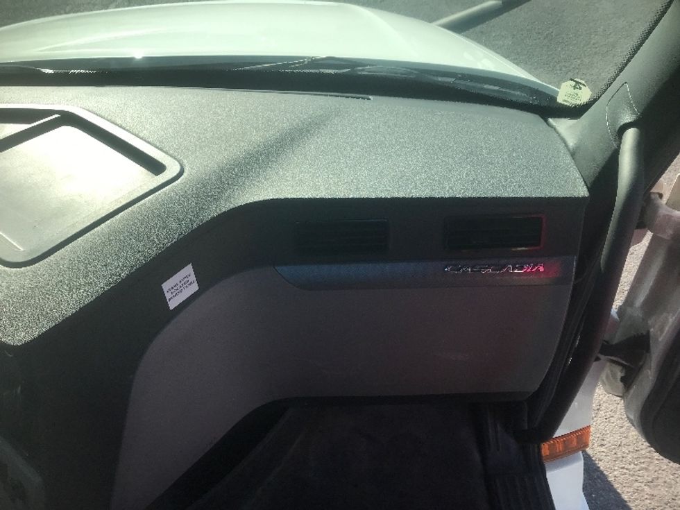 Day Cab Tractor-Heavy Duty Tractors-Freightliner-2022-T12664ST-Harrisburg-PA-796,838\n\t\tmiles-$ 34,000 - Image 13