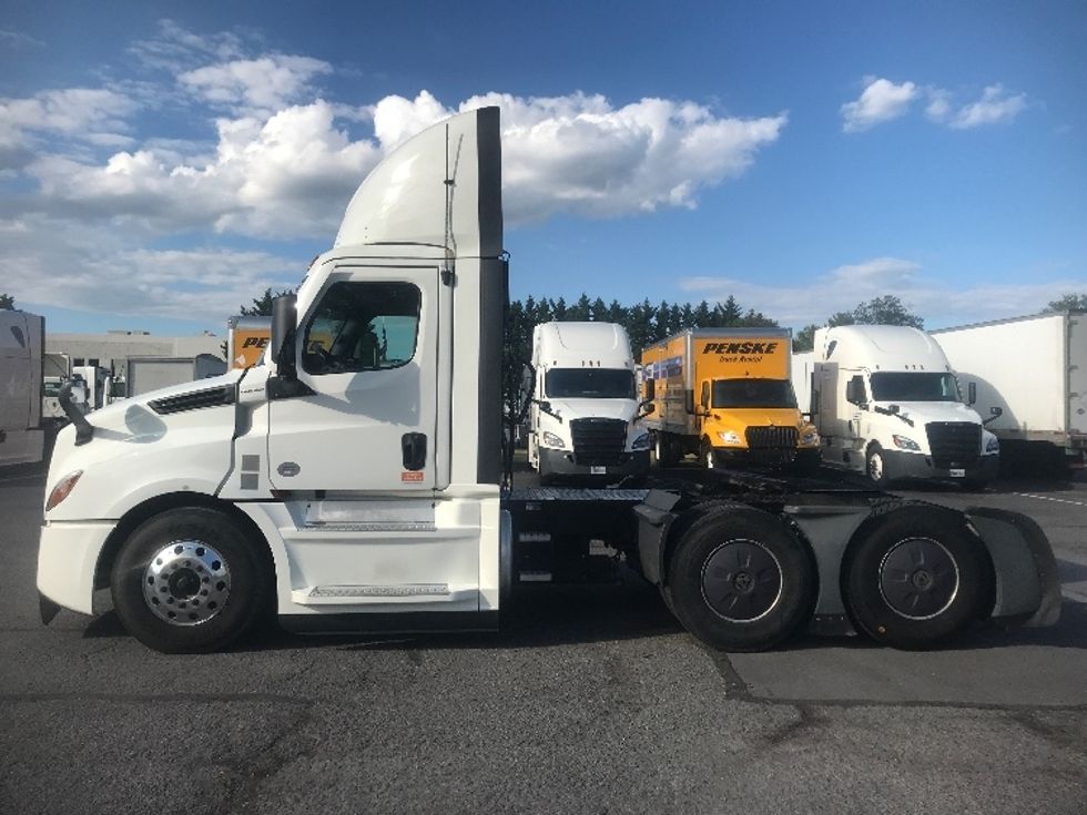 Day Cab Tractor-Heavy Duty Tractors-Freightliner-2022-T12664ST-Harrisburg-PA-796,838\n\t\tmiles-$ 34,000 - Image 4