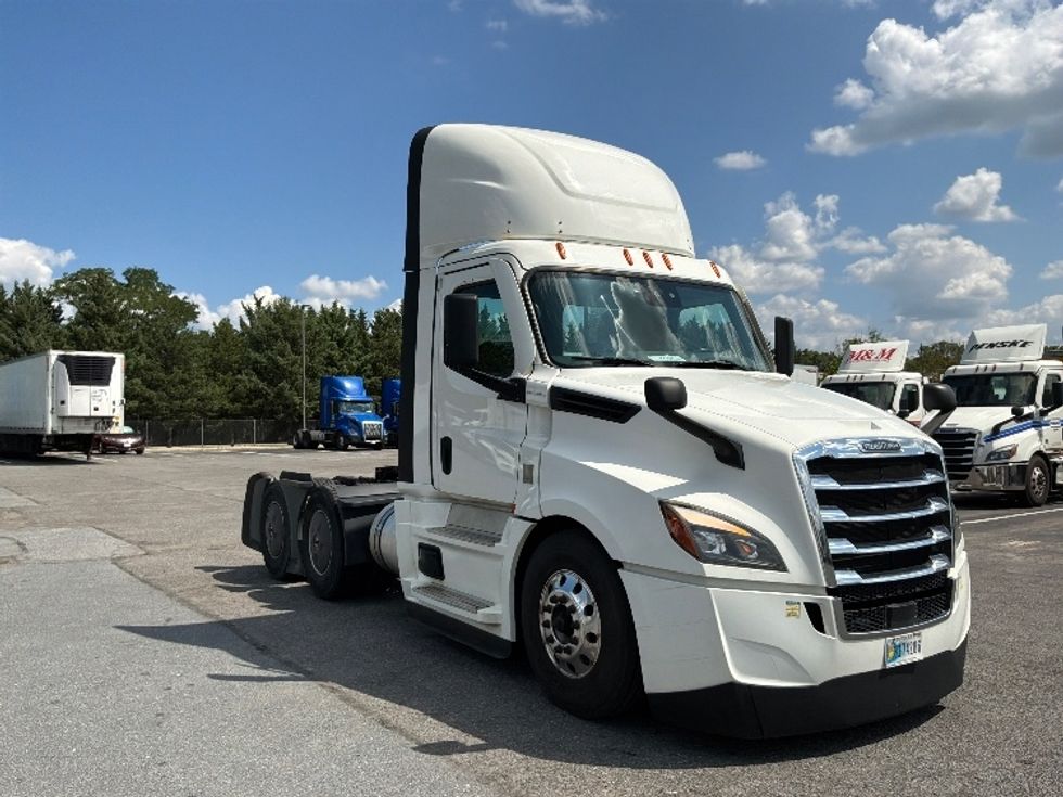 Day Cab Tractor-Heavy Duty Tractors-Freightliner-2022-T12664ST-Harrisburg-PA-816,244\n\t\tmiles-$ 29,500 - Image 1