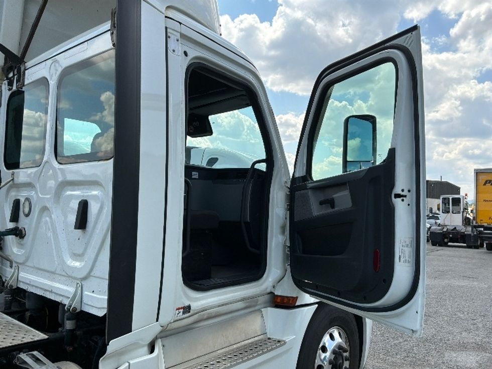 Day Cab Tractor-Heavy Duty Tractors-Freightliner-2022-T12664ST-Harrisburg-PA-816,244\n\t\tmiles-$ 29,500 - Image 12