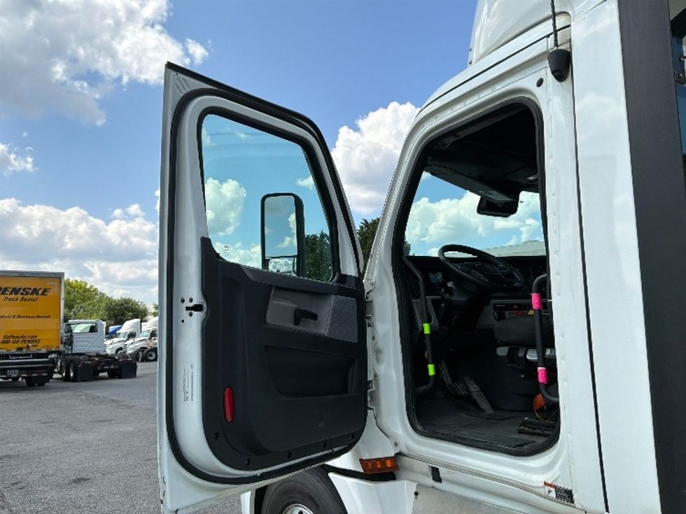 Day Cab Tractor-Heavy Duty Tractors-Freightliner-2022-T12664ST-Harrisburg-PA-816,244\n\t\tmiles-$ 29,500 - Image 9