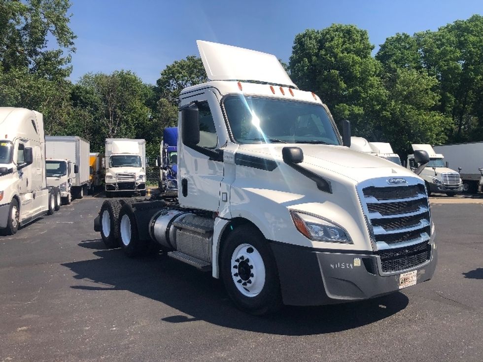 Day Cab Tractor-Heavy Duty Tractors-Freightliner-2022-T12664ST-Indianapolis-IN-364,074\n\t\tmiles-$ 65,500 - Image 1