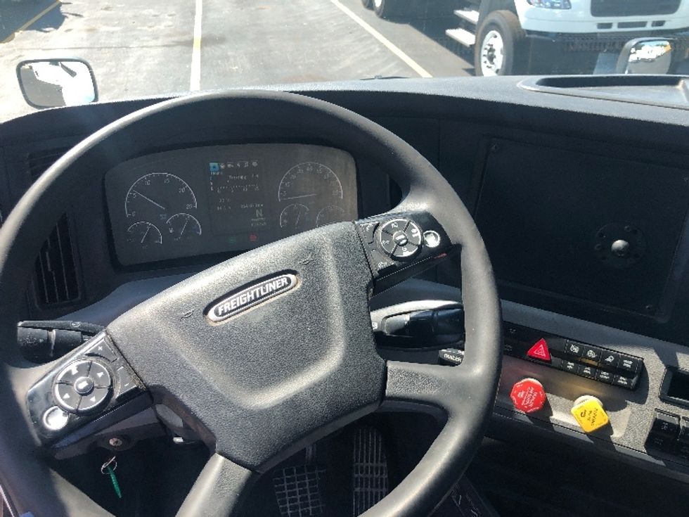 Day Cab Tractor-Heavy Duty Tractors-Freightliner-2022-T12664ST-Indianapolis-IN-364,074\n\t\tmiles-$ 65,500 - Image 11