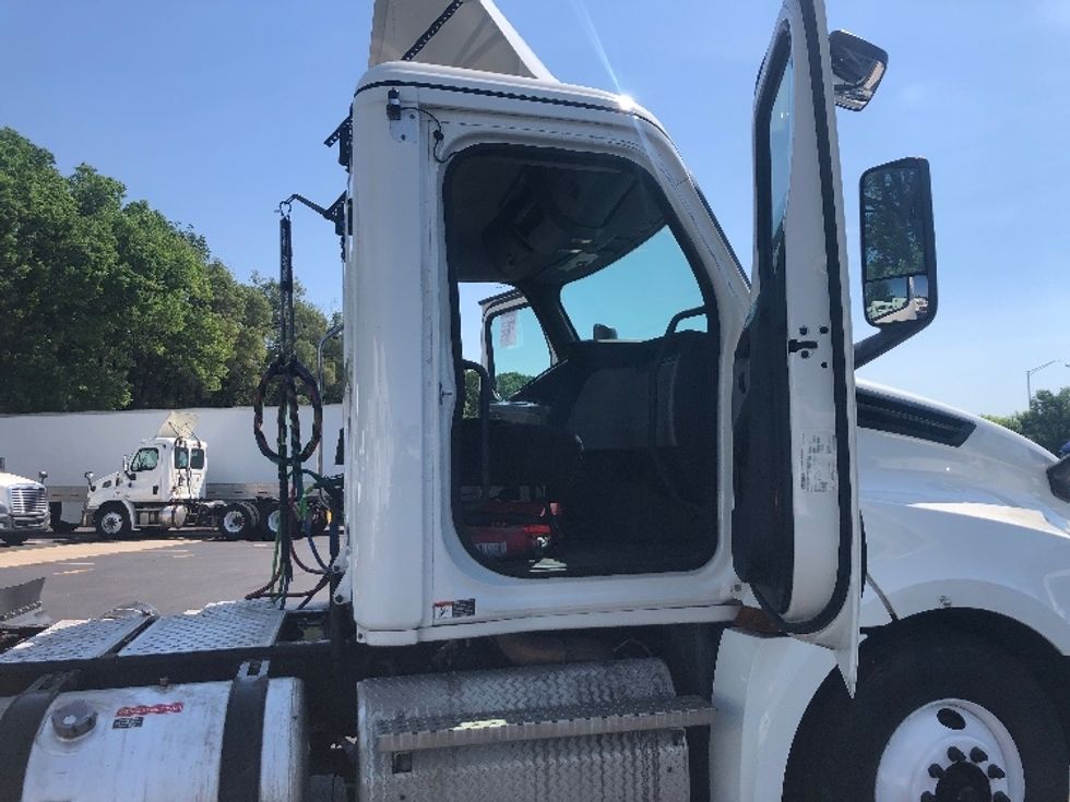 Day Cab Tractor-Heavy Duty Tractors-Freightliner-2022-T12664ST-Indianapolis-IN-364,074\n\t\tmiles-$ 65,500 - Image 12