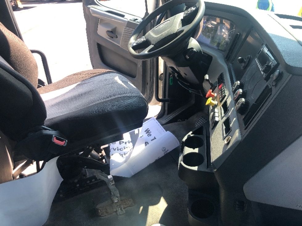 Day Cab Tractor-Heavy Duty Tractors-Freightliner-2022-T12664ST-Indianapolis-IN-364,074\n\t\tmiles-$ 65,500 - Image 14