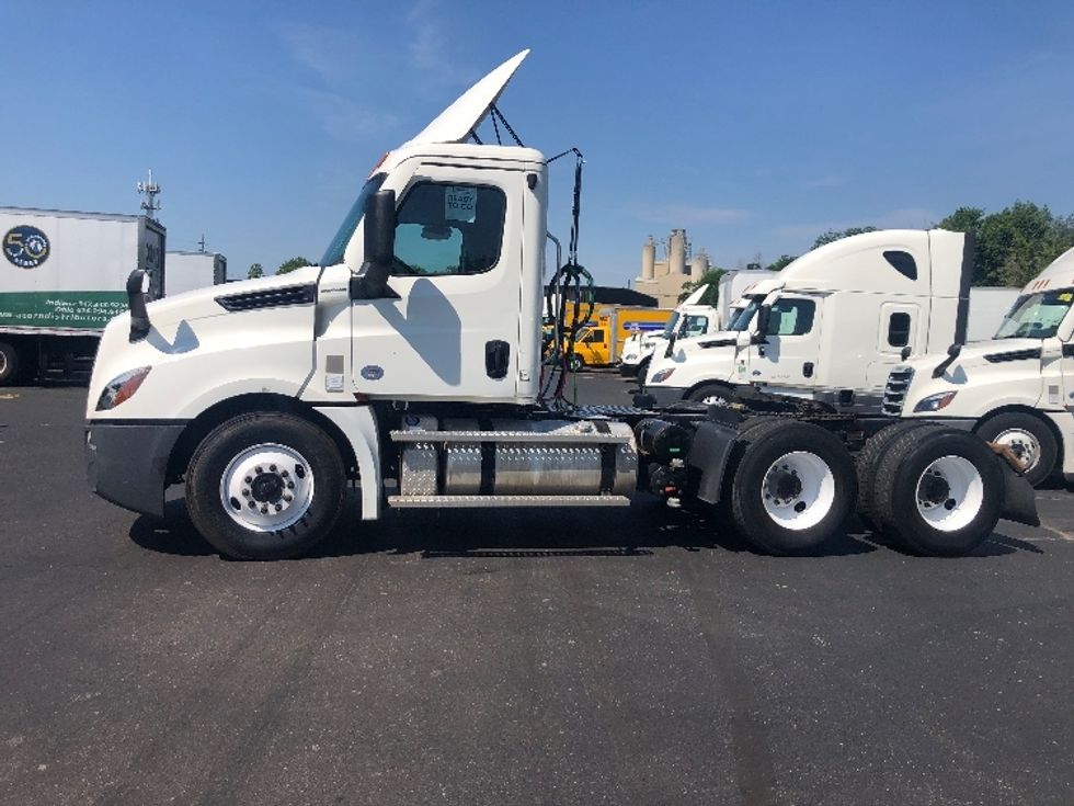 Day Cab Tractor-Heavy Duty Tractors-Freightliner-2022-T12664ST-Indianapolis-IN-364,074\n\t\tmiles-$ 65,500 - Image 4