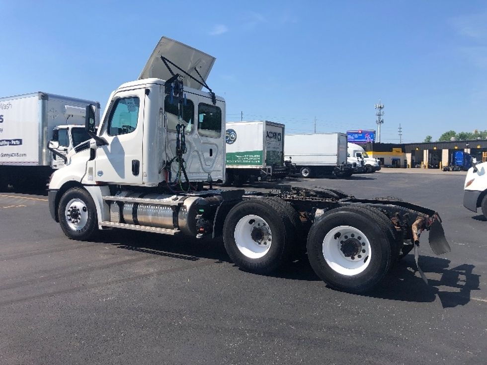 Day Cab Tractor-Heavy Duty Tractors-Freightliner-2022-T12664ST-Indianapolis-IN-364,074\n\t\tmiles-$ 65,500 - Image 5